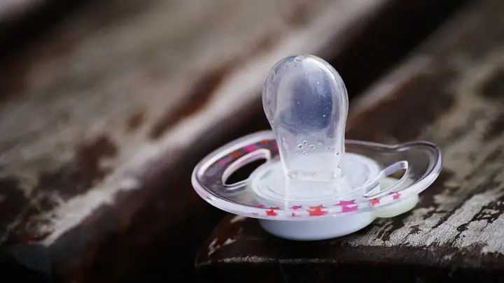 Hvordan installeres en natlampe?